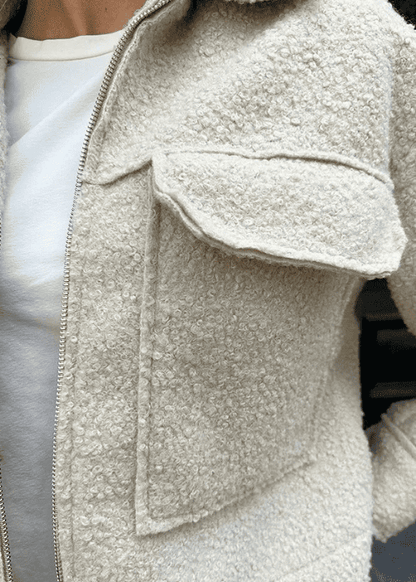 Bouclé-Jacke mit Reißverschluss – Trend Herbst/Winter 2025